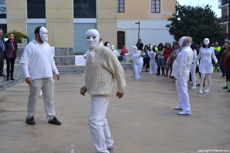 Acto del Día Internacional Contra la Violencia de Género - actores de la performance