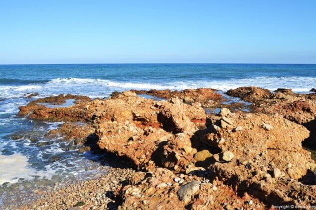 Los versos de María Ibars acompañan nuestros pasos en Les Rotes 19 17 playa de denia