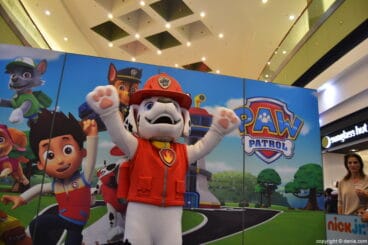 Visita de la Patrulla Canina al Centro Comercial Portal de la Marina – Marshall saludando a los niños