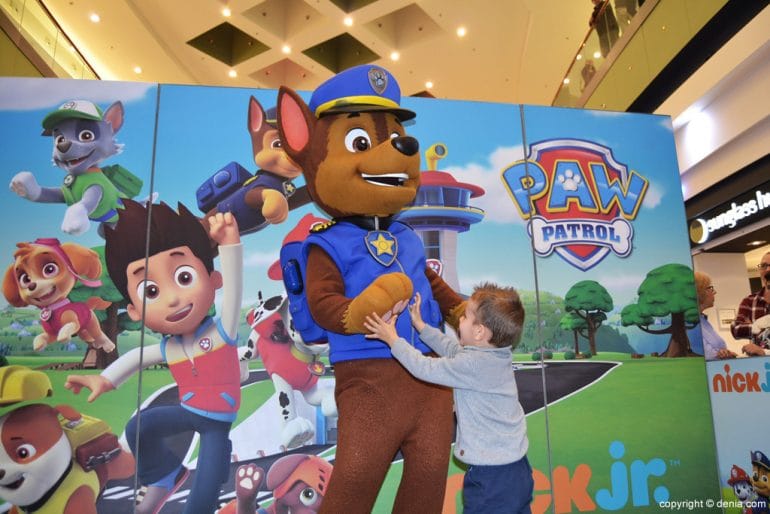 Visita de la Patrulla Canina al Centro Comercial Portal de la Marina - Chocando los cinco con Chase