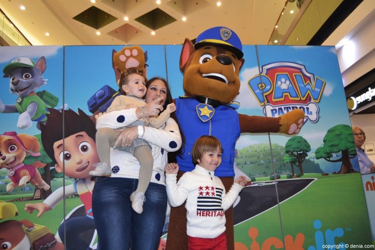 Visita de la Patrulla Canina al Centro Comercial Portal de la Marina - Una familia con Chase