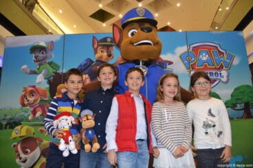 Visita de la Patrulla Canina al Centro Comercial Portal de la Marina – Chase con un grupo de amigos