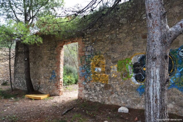 El <em>Cementerio de los Ingleses</em>, donde las almas británicas miraron al Mediterráneo 4 acceso al cementerio de los ingleses en denia
