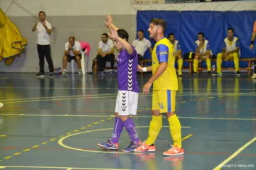 Álex Pla vigilando a un rival