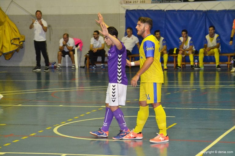 Álex Pla vigilando a un rival