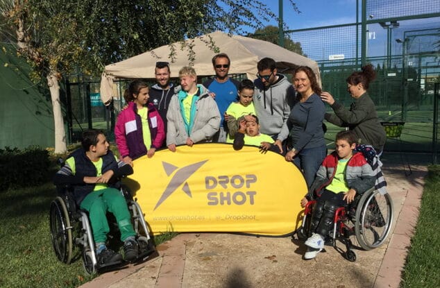 alumnos y entrenadores del clinic de padel adaptado