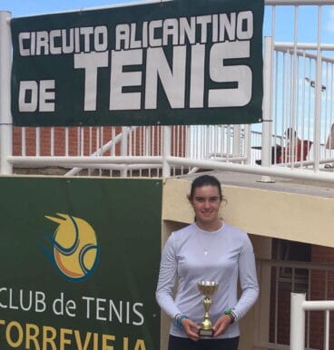 andrea redondo con su trofeo 1