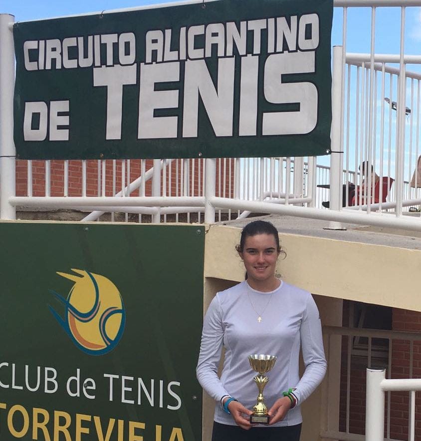 Andrea Redondo con su trofeo