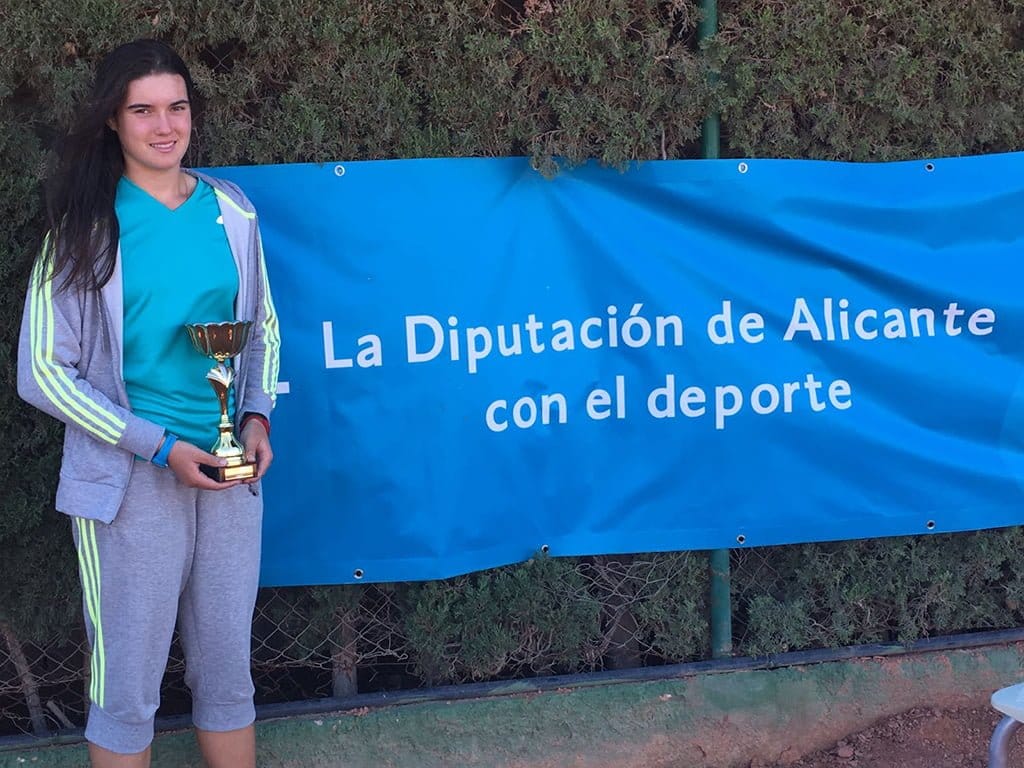Silvia Bordes ocupa el puesto 36 en la clasificación nacional absoluta 2 Andrea Redondo con su trofeo