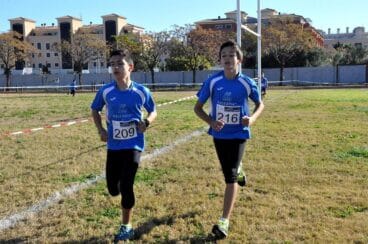 atletas del ca balearia dianium en el cross escolar local de denia