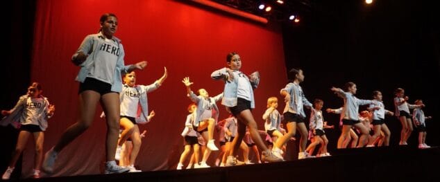 bailarines de f19 dance academy