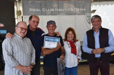 Carlos Salvador recogiendo su premio