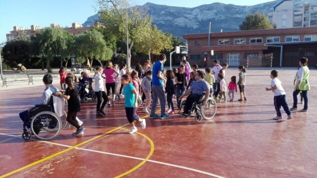 condenados al bordillo en el colegio pou
