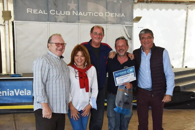 Toni Sarch fue el vencedor del concurso de pesca 'Sepiamor 2016' 2 david branchu recogiendo su premio