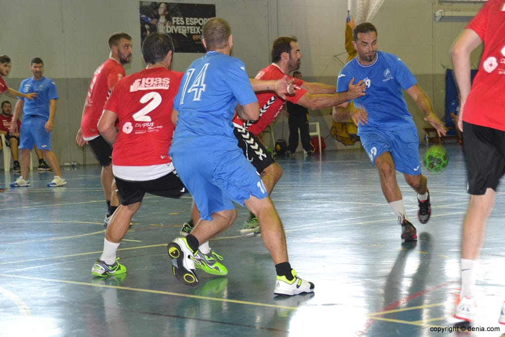 El Garbi Dénia se coloca quinto tras ganar al BM Almoradí (35-28) 1 David Moruno en una acción de ataque