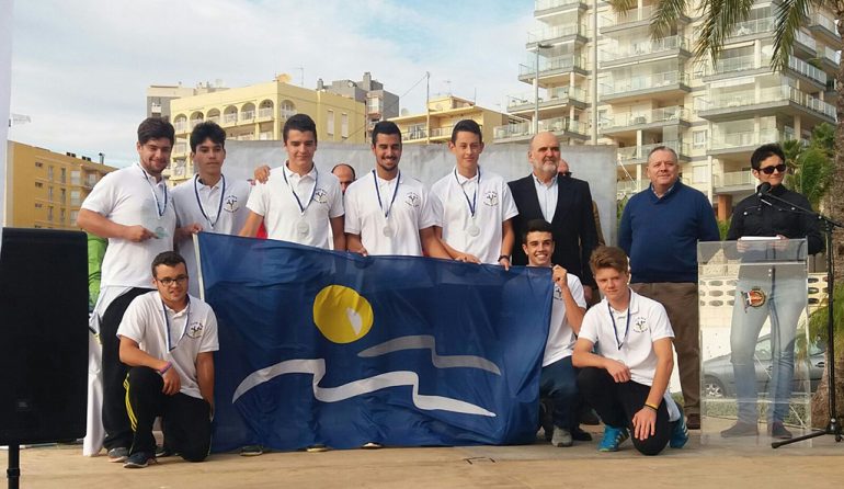 Equipo juvenil del CR Marina de Dénia en el podio