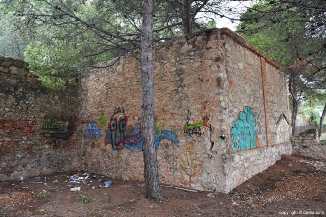 El <em>Cementerio de los Ingleses</em>, donde las almas británicas miraron al Mediterráneo 6 exterior del cementerio de los ingleses de denia
