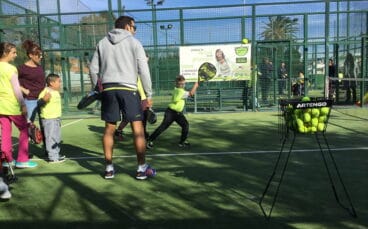 jose bas durante el clinic de padel adaptado
