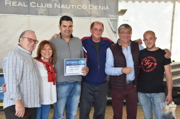 Juan Ferrer recogiendo su trofeo