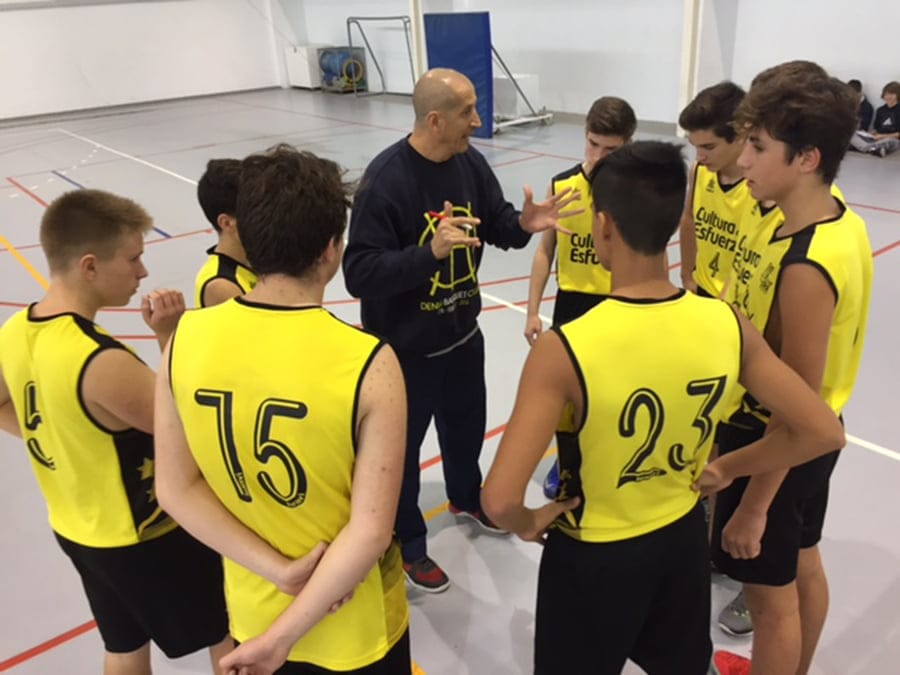 Juan Luis Pérez con sus chicos del equipo cadete