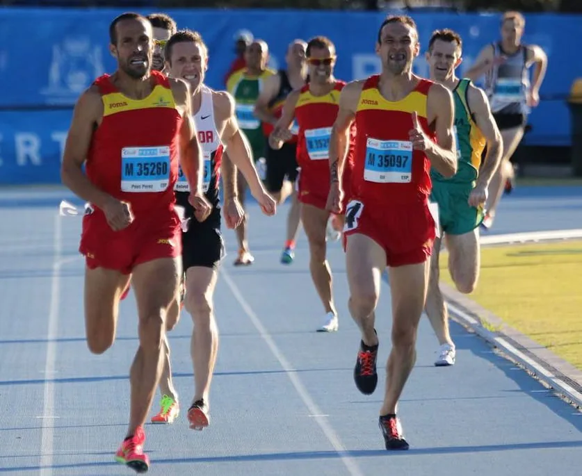 Juanra Pous en la recta final de la carrera de 800