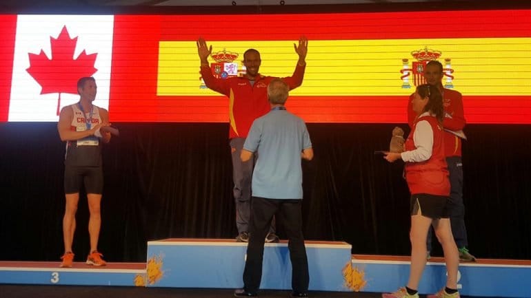 Juanra Pous recogiendo su medalla de oro