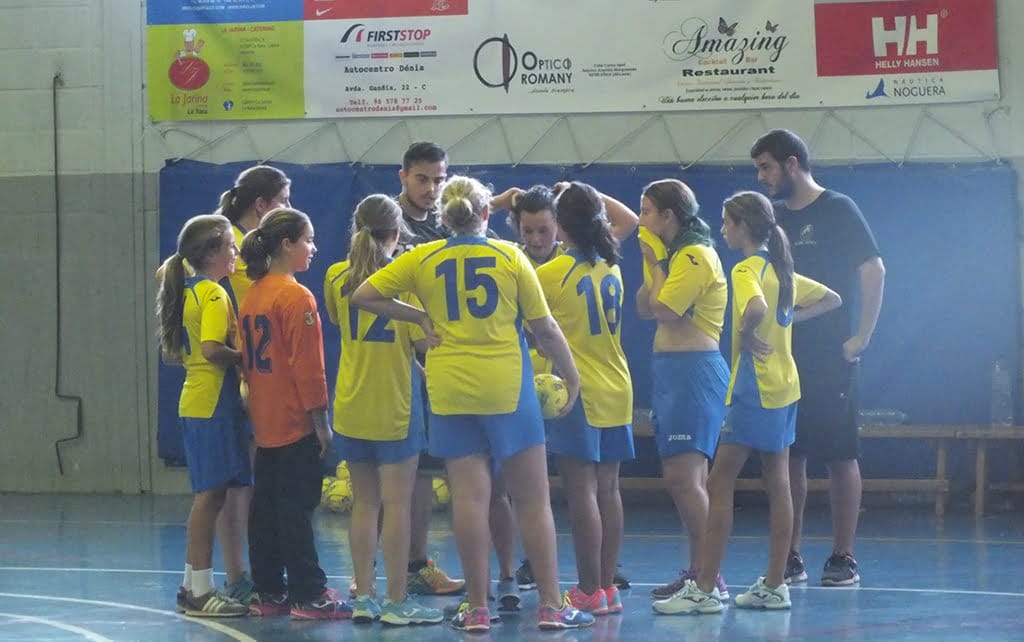 Las infantiles del Garbi Dénia durante un tiempo muerto