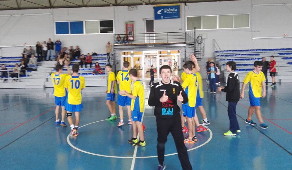 Los juveniles del Garbi Dénia celegrando su primera victoria