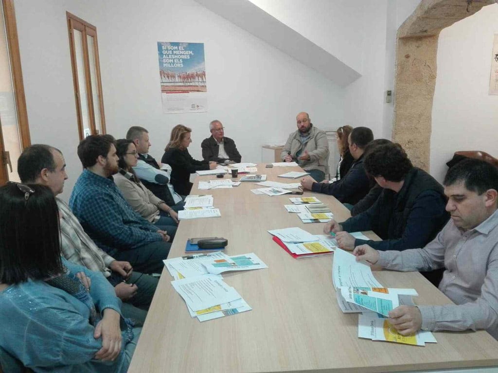 Mesa de trabajo del departamento de turismo