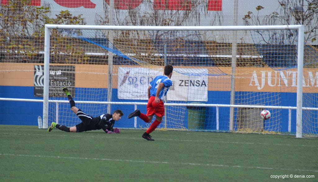 Miguel desviando el balón a corner