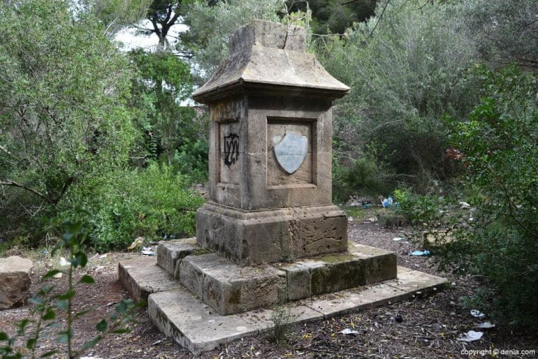 Monolito central del Cementerio de los Ingleses de Dénia