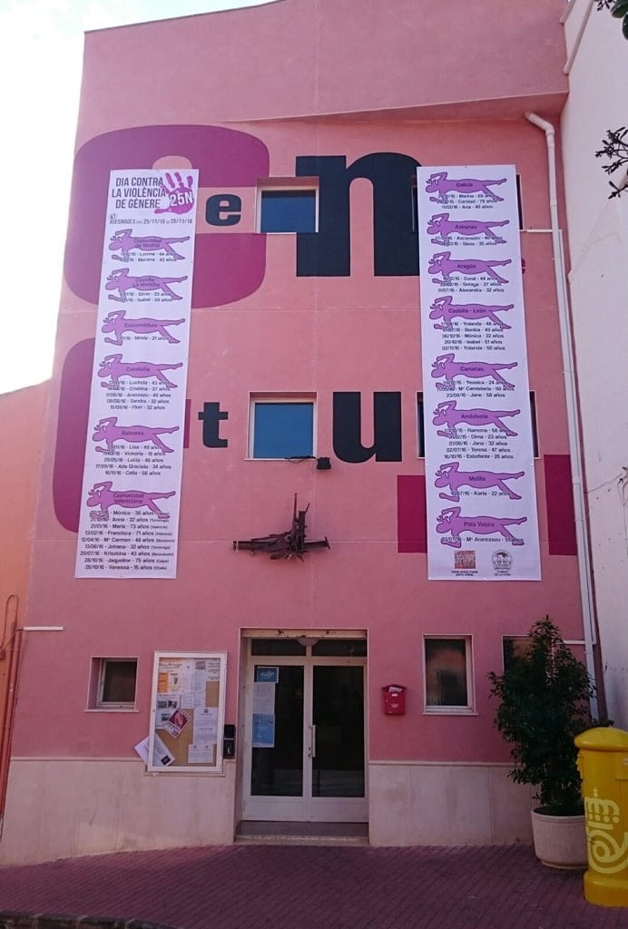Pancartas en el Centro Cultural de Jesús Pobre