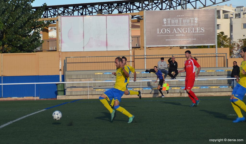 Panucci intentado llegar a un balón