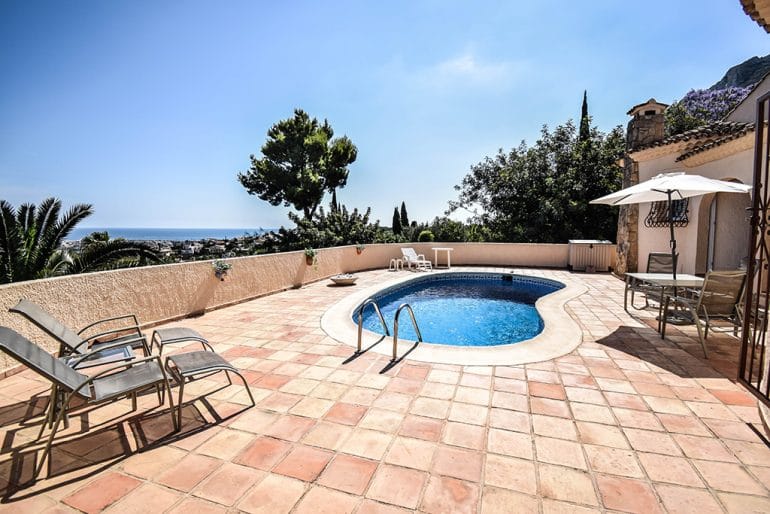 Piscina exterior Stella Inmo Consulting