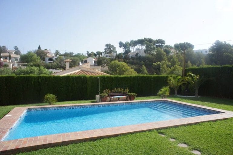 Piscina y jardín privado Euroholding