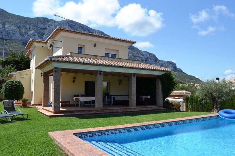 Pisicna y porche Chalet Euroholding