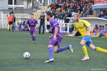 Renzo peleando un balón con un rival