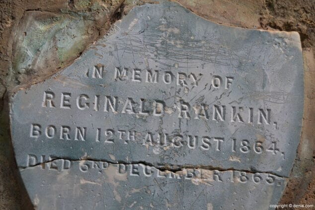 El <em>Cementerio de los Ingleses</em>, donde las almas británicas miraron al Mediterráneo 11 restos de la lapida de un nino enterrado en el cementerio de los ingleses de denia