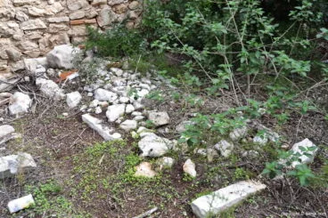Restos de una tumba en el Cementerio de los Ingleses de Dénia