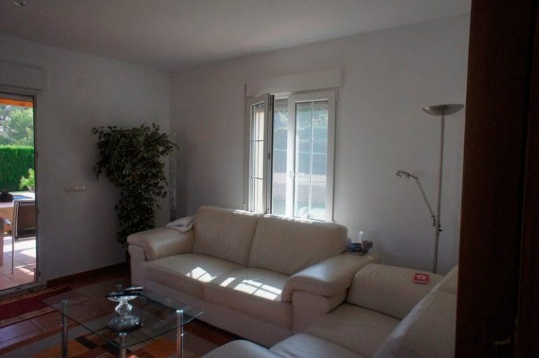 Sala de estar del chalet en venta en Euroholding