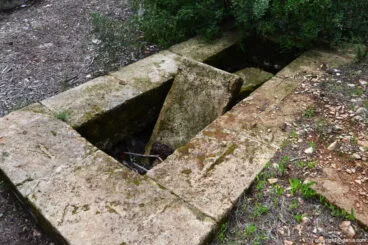 Tumba abierta en el cementerio de los ingleses