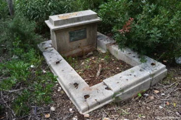 tumba abierta en el cementerio de los ingleses de denia