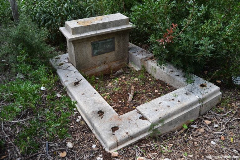 Tumba abierta en el Cementerio de los Ingleses de Dénia