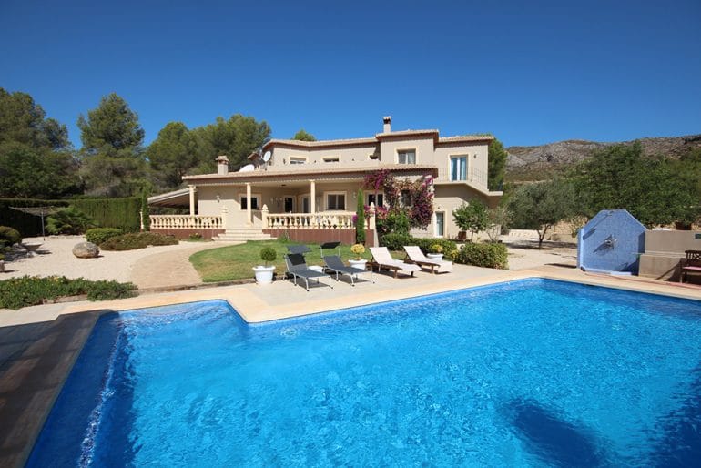 Villa con piscina Stella Inmo Consulting