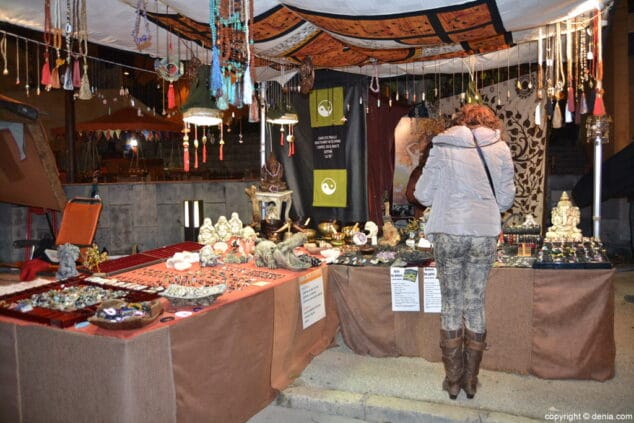 El centro de Dénia mira por unos días al pasado gracias al Mercado Medieval 2 02 mercado medieval denia 2017 joyeria artesanal