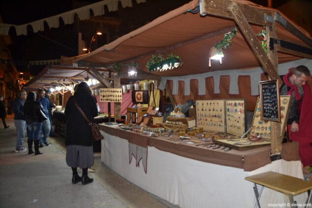 El centro de Dénia mira por unos días al pasado gracias al Mercado Medieval 3 03 mercado medieval denia 2017 joyeria artesanal