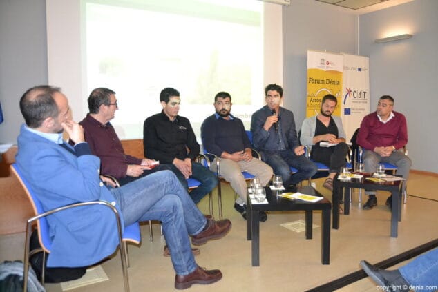 La implicación de la comarca en el proyecto de Ciudad Creativa de la Gastronomía protagoniza el foro del Arròs a banda 5 04 iv forum arros a banda denia mesa de debate de productores de la marina alta