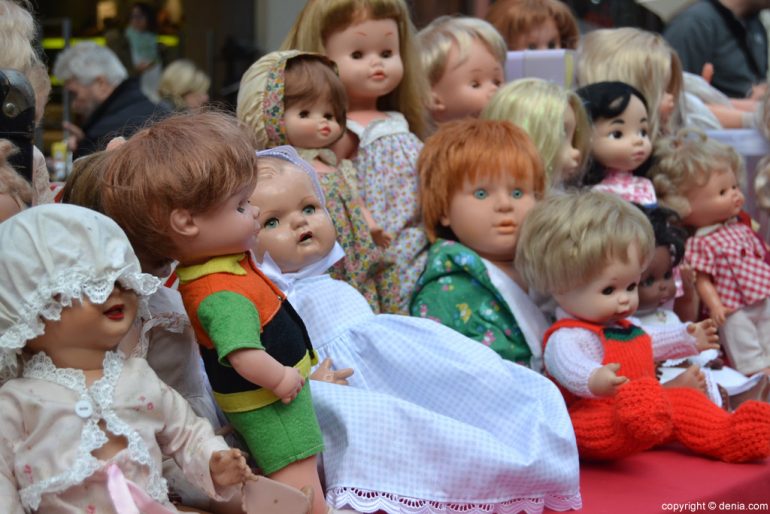 XIX Feria del Juguete Antiguo de Dénia - muñecas expuestas