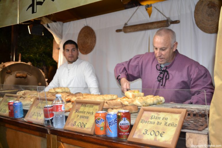 Mercado Medieval Dénia 2016 - Venta de pan artesano