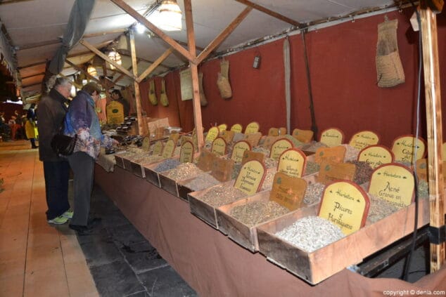 El centro de Dénia mira por unos días al pasado gracias al Mercado Medieval 12 11 mercado medieval denia 2017 venta de tes e infusiones